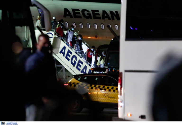 Θεσσαλονίκη: Έτσι έφτασαν στο αεροδρόμιο Μακεδονία τα 400 ασυνόδευτα προσφυγόπουλα από τη Μόρια (Φωτό)