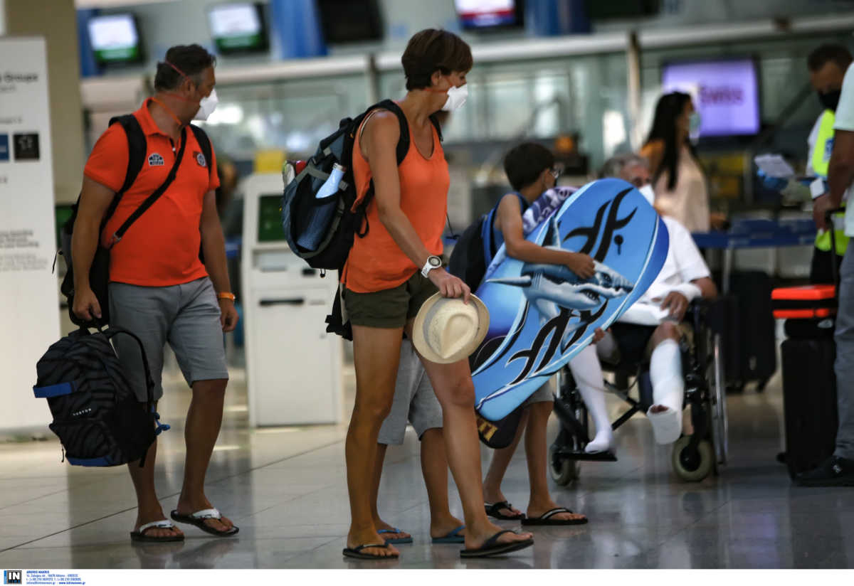 «Βράζουν» από οργή χιλιάδες Βρετανοί τουρίστες που αναγκάζονται να φύγουν από 7 ελληνικά νησιά