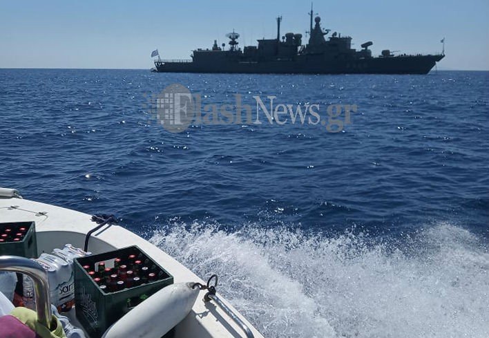Σφακιανοί πήγαν τρόφιμα και νερά στη φρεγάτα “Νικηφόρος Φωκάς” (pics)