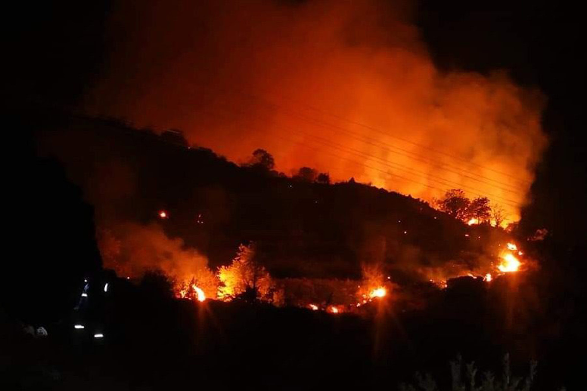 Δύσκολη νύχτα στη Λέσβο – Πύρινα μέτωπα σε Βατούσα, Άντισσα και Μόρια (pics, video)