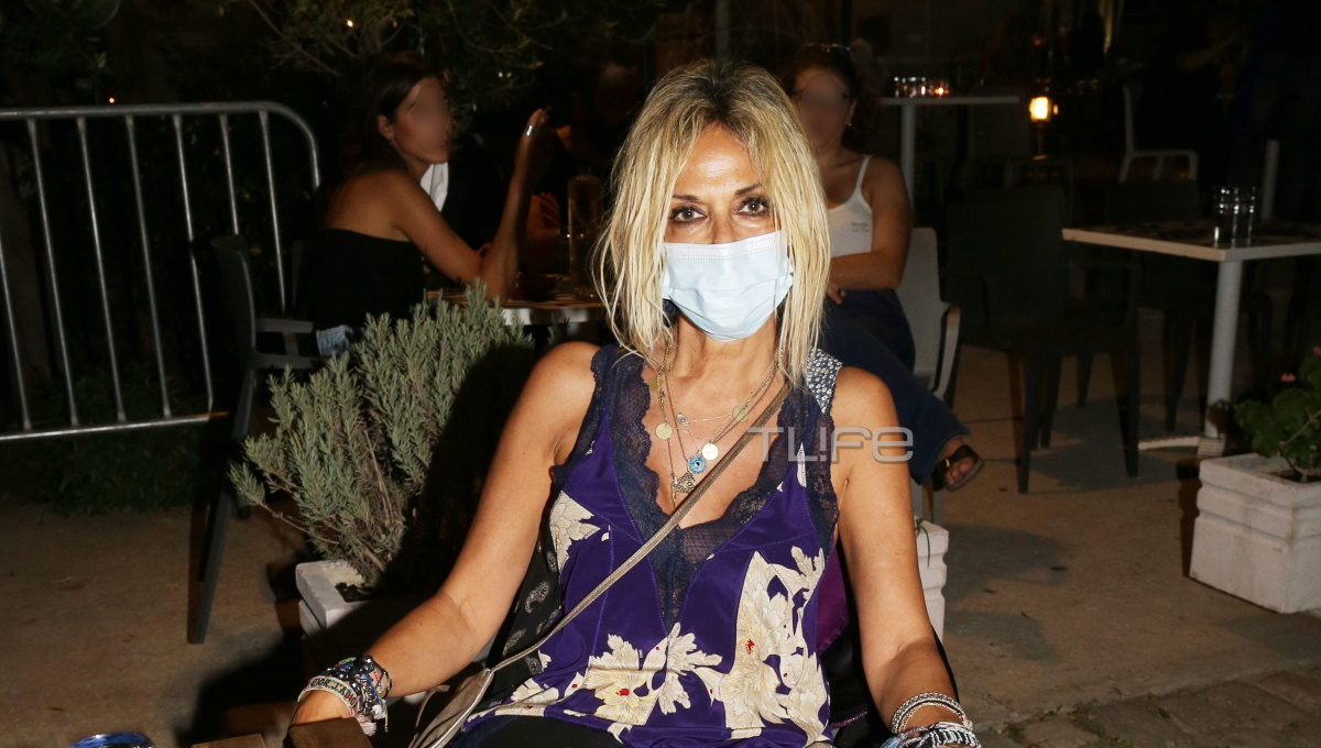 Άννα Βίσση: Σε συναυλία στην Τεχνόπολη φορώντας μάσκα προστασίας για τον κορονοϊό