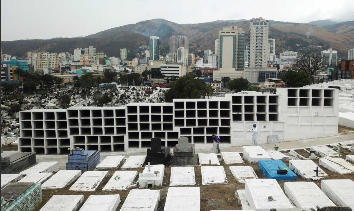 Workers prepare a grave at a section of the Nova Iguacu cemetery dedicated to people who died of the coronavirus disease (COVID-19), amid the outbreak of the coronavirus disease (COVID-19), in Nova Iguacu city, near Rio de Janeiro, Brazil August 20, 2020. Picture taken with a drone. REUTERS