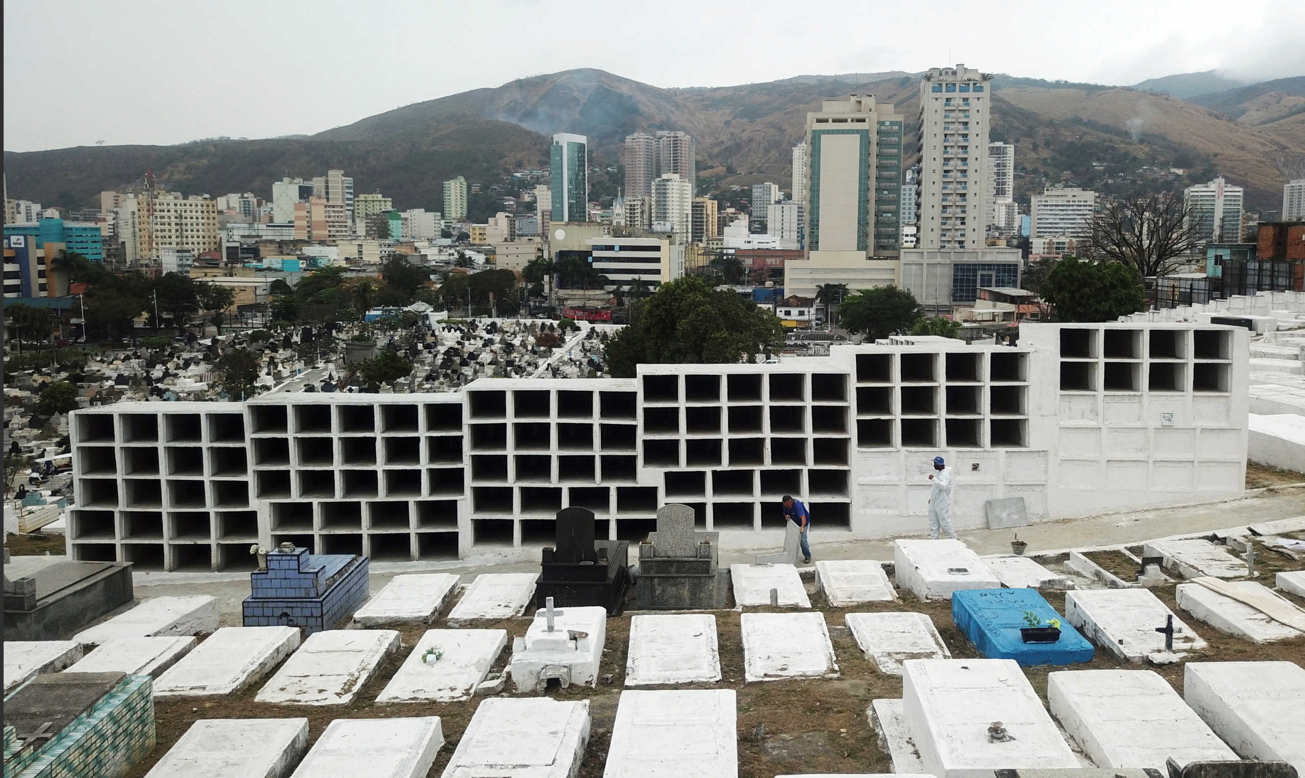Workers prepare a grave at a section of the Nova Iguacu cemetery dedicated to people who died of the coronavirus disease (COVID-19), amid the outbreak of the coronavirus disease (COVID-19), in Nova Iguacu city, near Rio de Janeiro, Brazil August 20, 2020. Picture taken with a drone. REUTERS