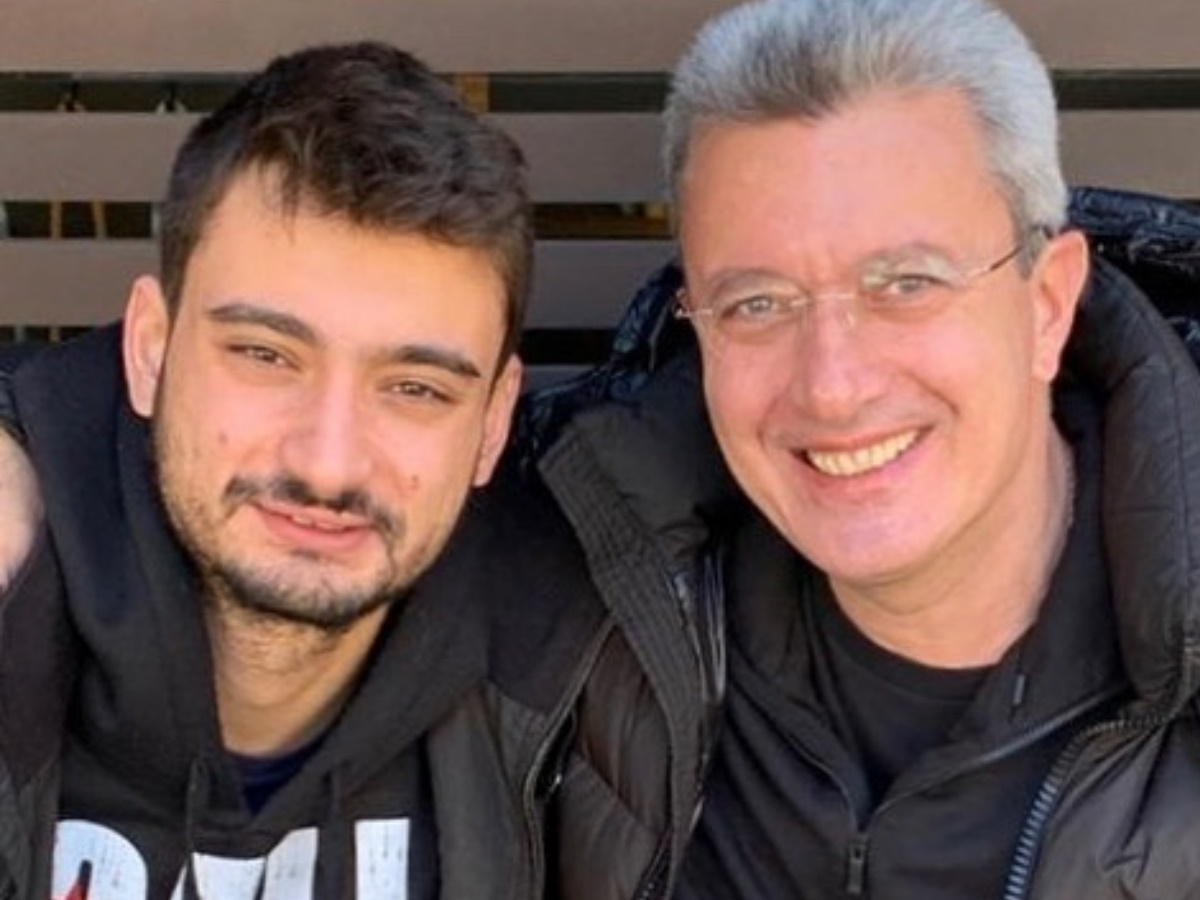 Ο Νίκος Χατζηνικολάου ποζάρει με τη σύζυγό του και τα τέσσερα παιδιά του!