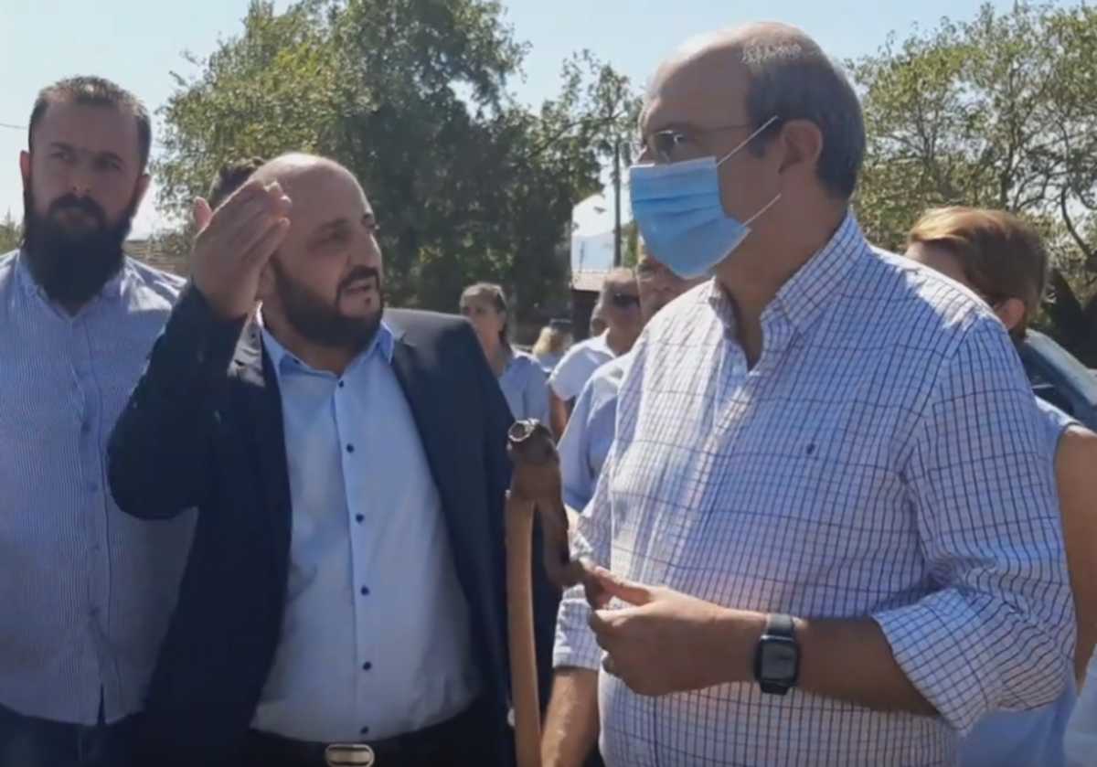 Κοζάνη: Το δώρο στον Κωστή Χατζηδάκη και η ατάκα για το κάπνισμα που προκάλεσε χαμόγελα (Βίντεο)