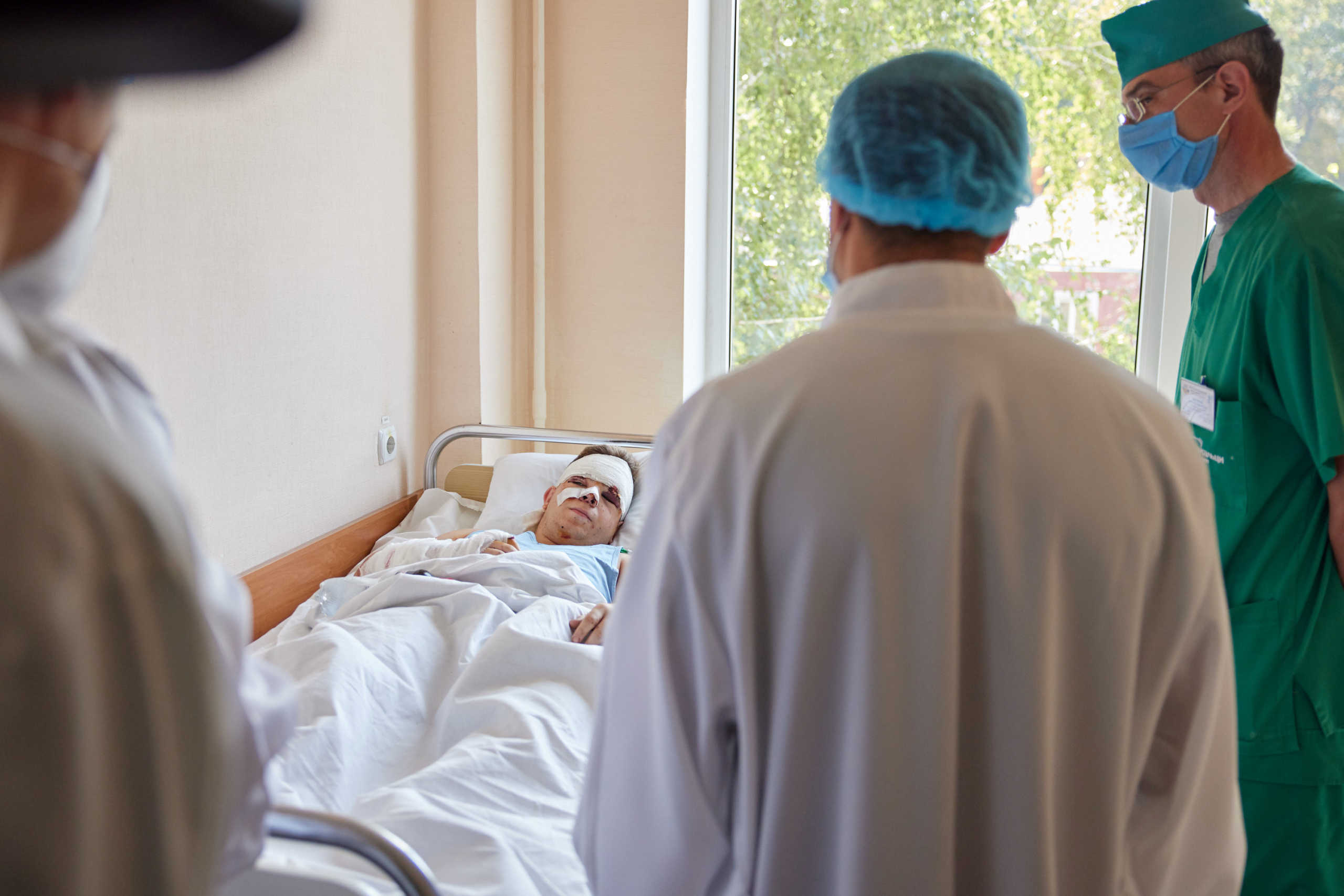 Ukrainian President Volodymyr Zelenskiy visits a military hospital to meet with cadet Vyacheslav Zolochevskyi, who survived the crash of the military Antonov An-26 aircraft, in Kharkiv, Ukraine September 26, 2020. Ukrainian Presidential Press Service