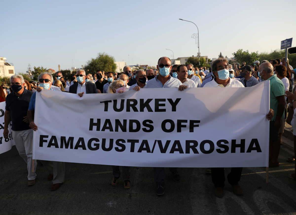 Ελληνοκύπριοι στο οδόφραγμα της Δερύνειας: “Τούρκοι, φύγετε από την Αμμόχωστο”