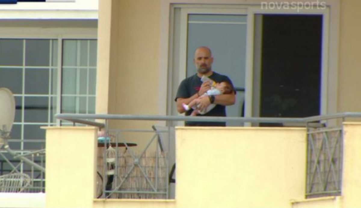 Απίστευτος μπαμπάς! Τάιζε μωρό βλέποντας από μπαλκόνι το ΑΕΚ – ΠΑΟΚ (pic)