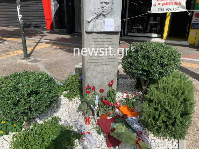 Παύλος Φύσσας: Γέμισε με λουλούδια το μνημείο του στο Κερατσίνι (pics)