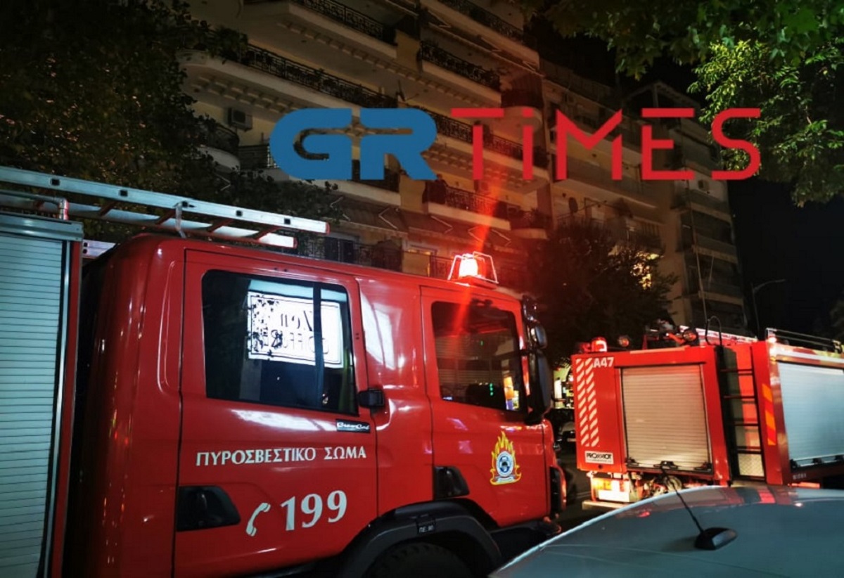 Φωτιά σε διαμέρισμα στη Θεσσαλονίκη (video)