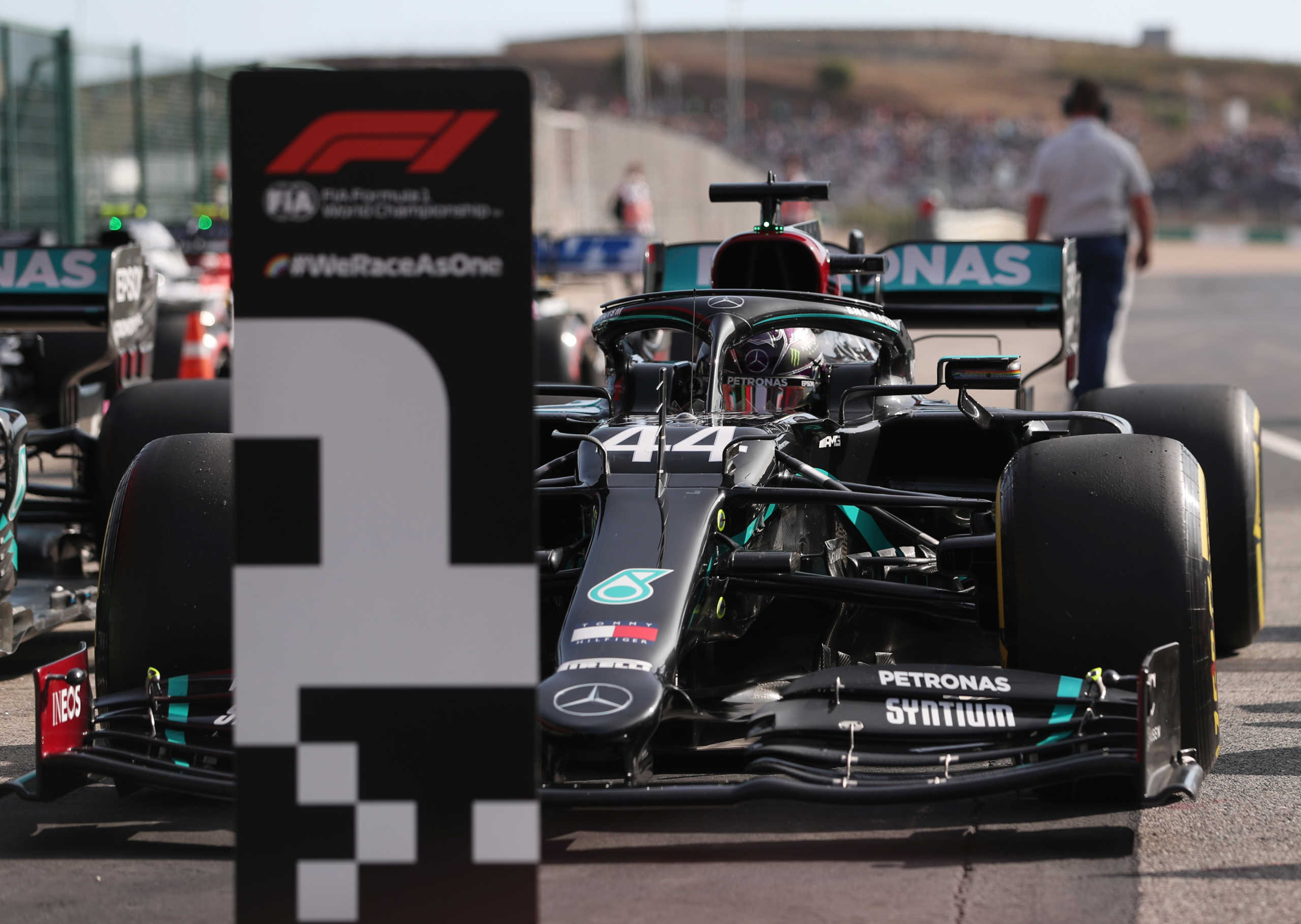 Formula 1 – Χάμιλτον: Στην… pole position για να προσπεράσει τον Σουμάχερ (video)