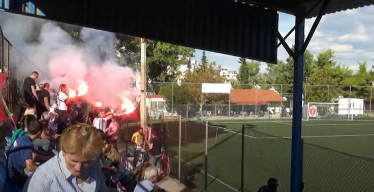 Ποιος κορονοϊός; Πάνω από 100 άτομα με καπνογόνα σε ματς Τοπικού στην Αθήνα (video)