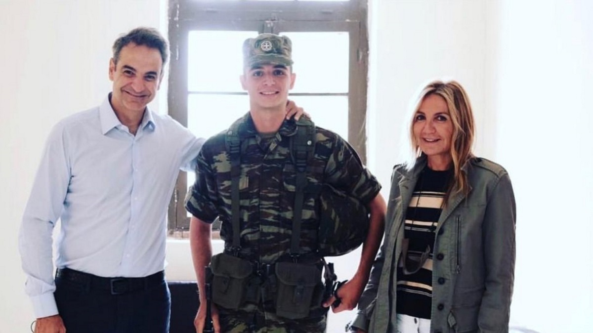 Περήφανοι γονείς με τον φαντάρο Κωνσταντίνο στον Έβρο ο Κυριάκος Μητσοτάκης με την σύζυγό του Μαρέβα