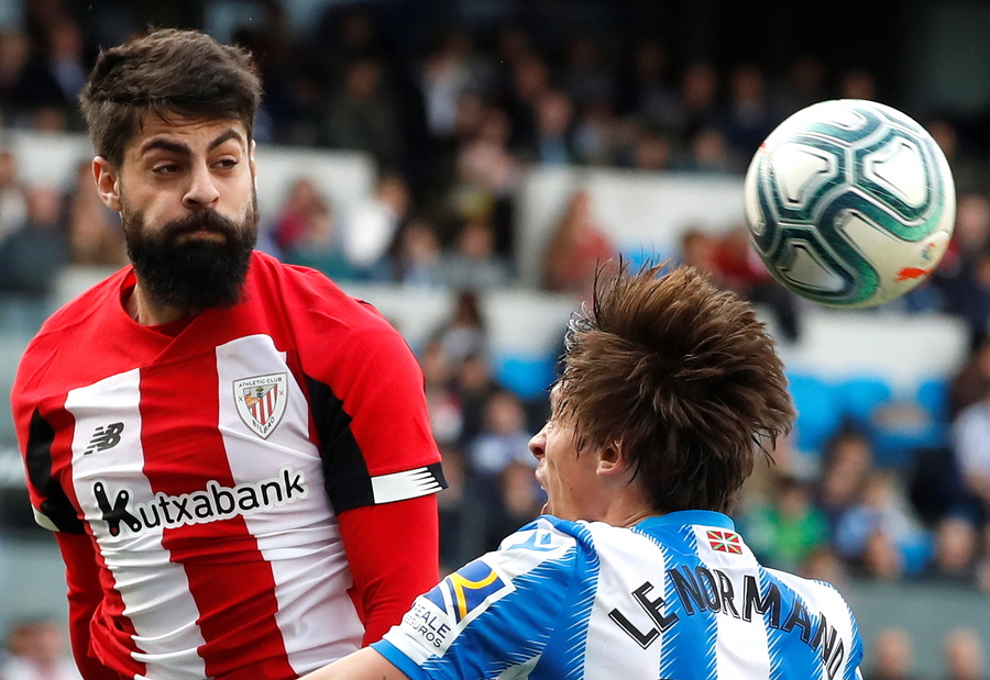 epa08205604 Real Sociedad's Robin Le Normand (R) vies for the ball with Athletic Bilbao's midfielder Benat Etxebarria during their LaLiga game at Reale Arena in San Sebastian, Basque Country, northern Spain, 09 February 2020.  EPA