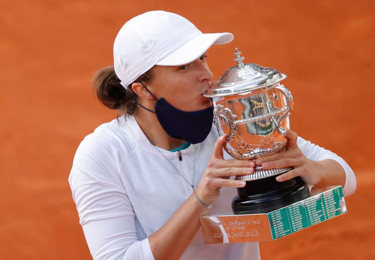 Η 19χρονη Σβιάτεκ στην… κορυφή του Roland Garros – Έφυγε τρέχοντας για την εξέδρα (video)