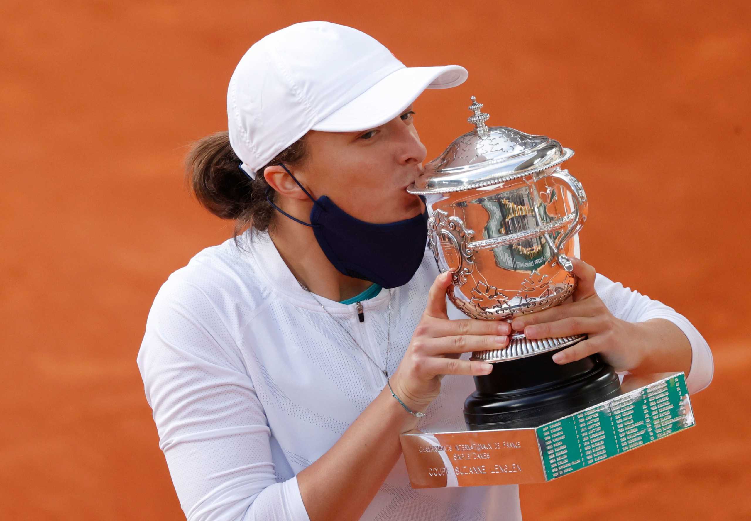Tennis - French Open - Roland Garros, Paris, France - October 10, 2020. Poland's Iga Swiatek kisses the trophy as she celebrates after winning the French Open. REUTERS