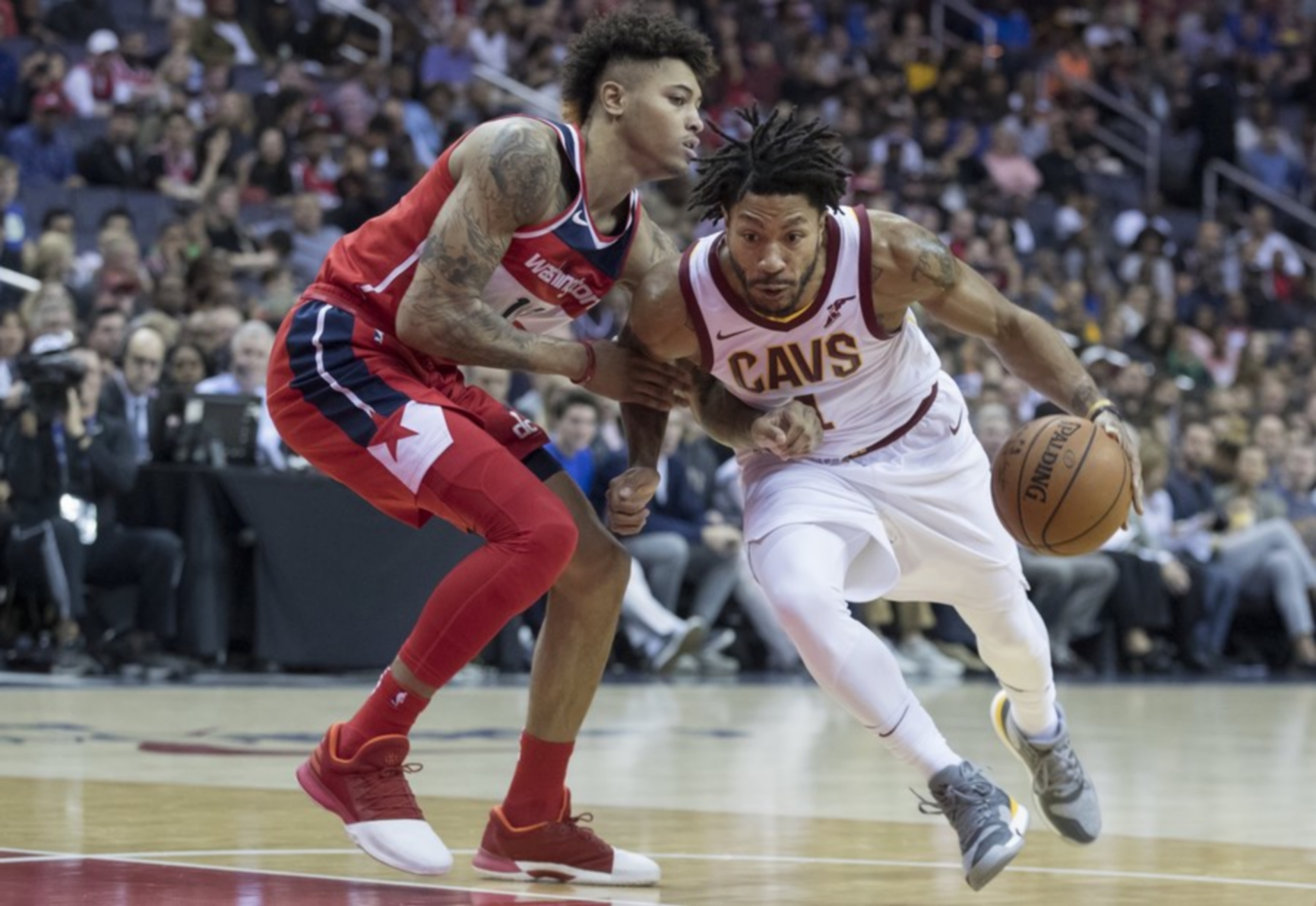 epa06307062 Cleveland Cavaliers guard Derrick Rose (R) in action beside Washington Wizards forward Kelly Oubre Jr. (L) during the first half of the NBA basketball game between the Cleveland Cavaliers and the Washington Wizards at Capitol One Arena in Washington, DC, USA, 03 November 2017.  EPA