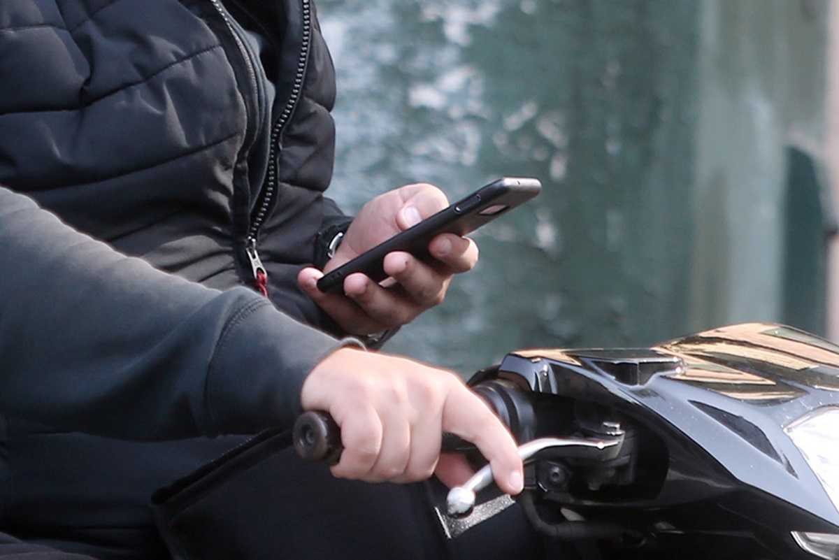 Προσοχή με το sms στο 13033: Πότε μπορεί να σας «αρνηθεί» την έξοδο