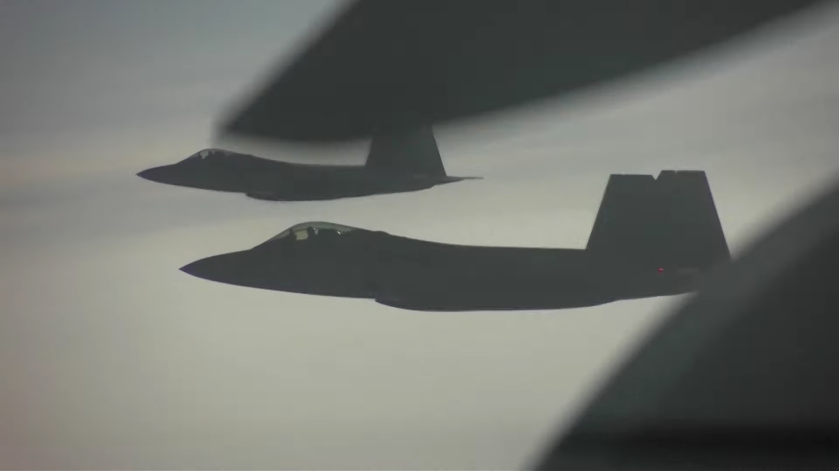 Τι συμβαίνει όταν μαχητικά F-22 συναντούν ρωσικά Su-35 πάνω από την Αλάσκα (video)