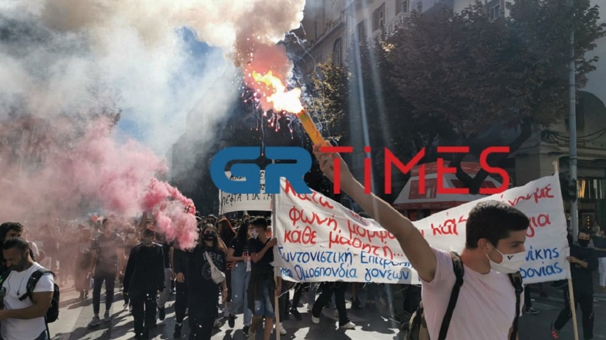 Με μάσκες και καπνογόνα το συλλαλητήριο των μαθητών στη Θεσσαλονίκη (video)