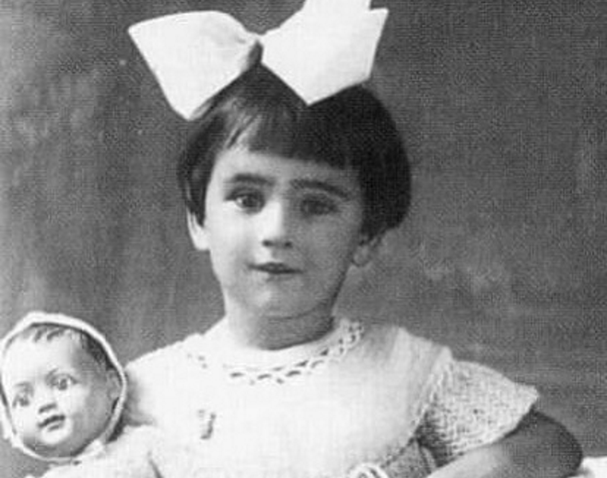 Το κοριτσάκι της σπάνιας φωτογραφίας έγινε μια από τις μεγαλύτερες Ελληνίδες σταρ!