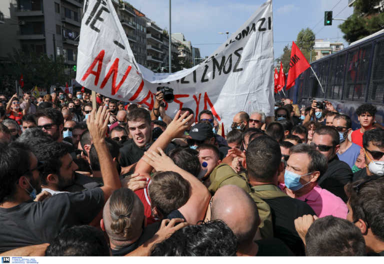 Δίκη Χρυσής Αυγής: Σπρωξίματα και “ψιλές”” μεταξύ ΣΥΡΙΖΑ και ΑΝΤΑΡΣΥΑ έξω από το Εφετείο!  (pics, video)