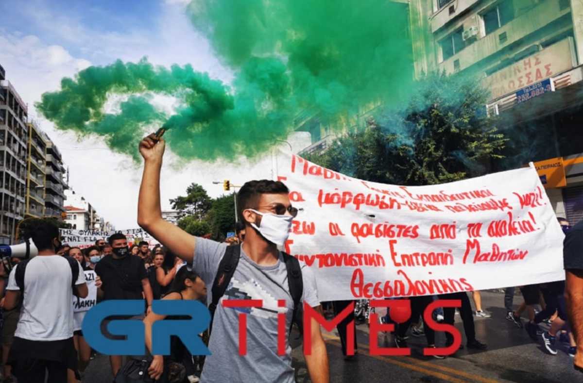 Δίκη Χρυσής Αυγής: Καπνογόνα και πανηγυρισμοί στη Θεσσαλονίκη για την ιστορική απόφαση (Βίντεο)