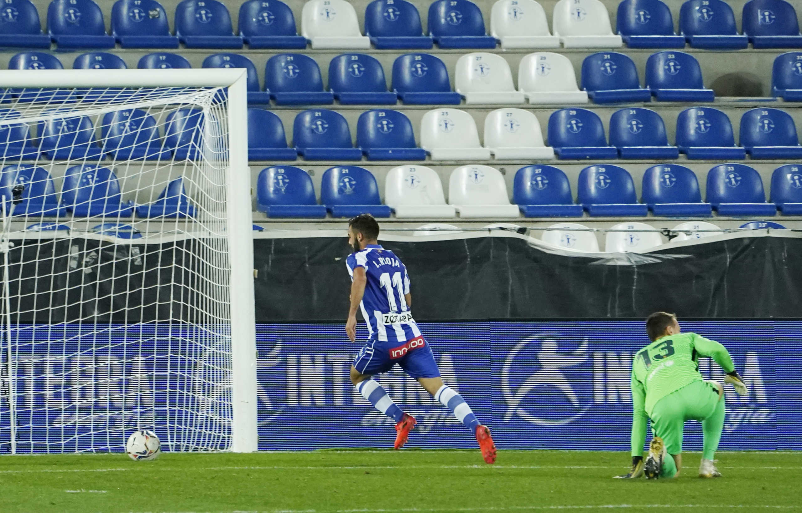 Soccer Football - La Liga Santander - Deportivo Alaves v FC Barcelona - Estadio Mendizorroza, Vitoria-Gasteiz, Spain - October 31, 2020 Deportivo Alaves' Luis Rioja scores their first goal REUTERS