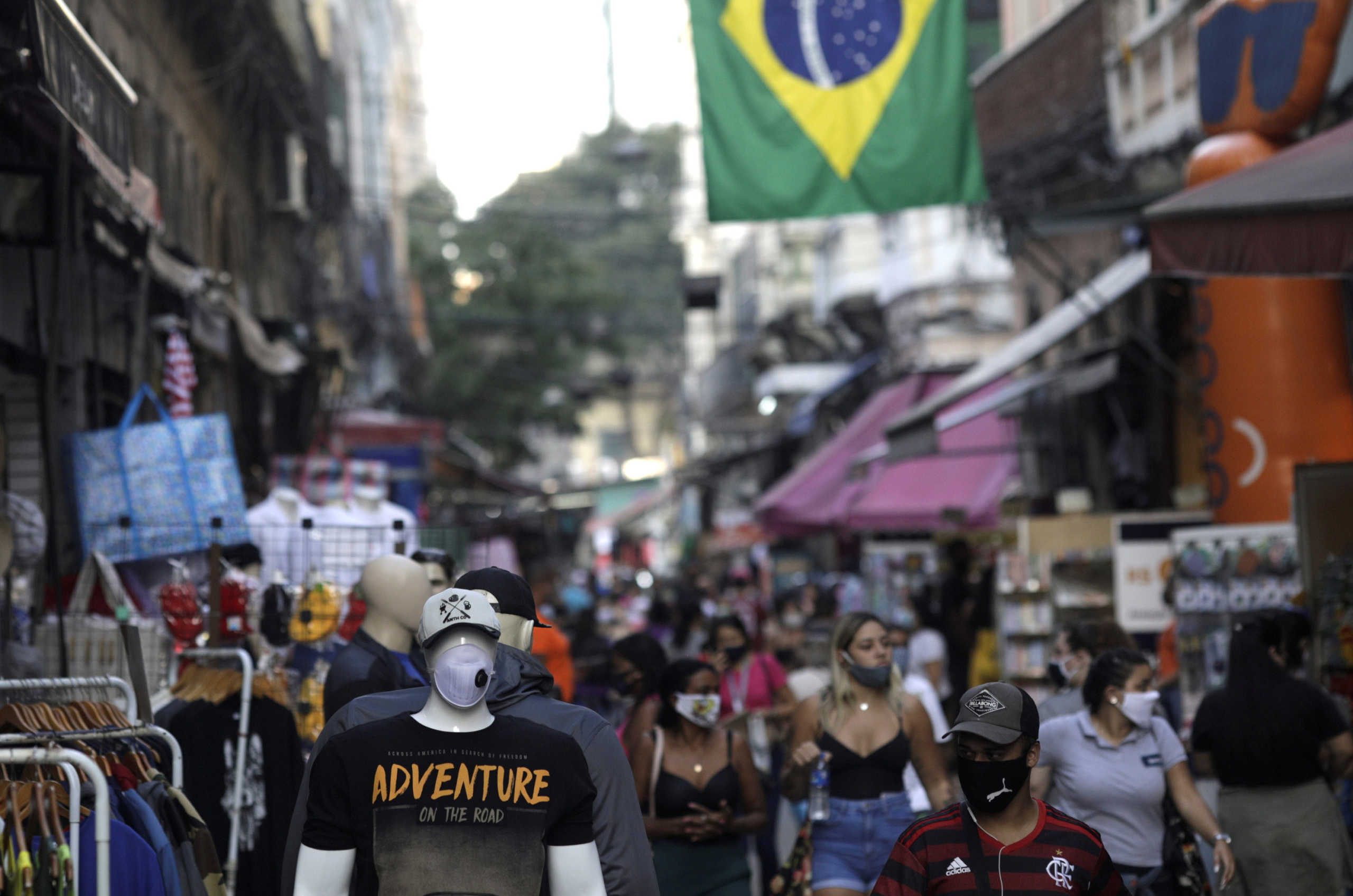 FILE PHOTO: People walk at a popular shopping street amid the coronavirus disease (COVID-19) outbreak, in Rio de Janeiro, Brazil, August 11, 2020. REUTERS