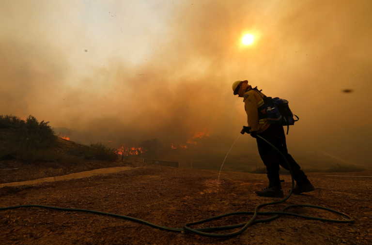 Γιγάντιο δέντρο σεκόγια στην Καλιφόρνια καίγεται από πέρυσι το καλοκαίρι