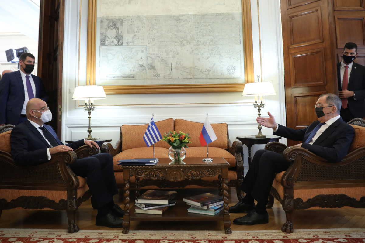 Δένδιας σε Λαβρόφ: Η Ελλάδα έτοιμη για όλα – Γραφείο ταξιδίων για τζιχαντιστές η Τουρκία  