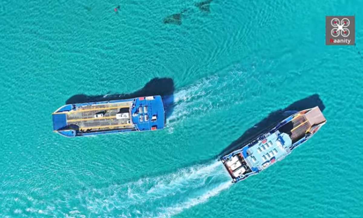 Ελαφόνησος: Η συνάντηση δύο πλοίων που κόβει την ανάσα – Το απόλυτο τιρκουάζ του Στενού Ελαφονήσου