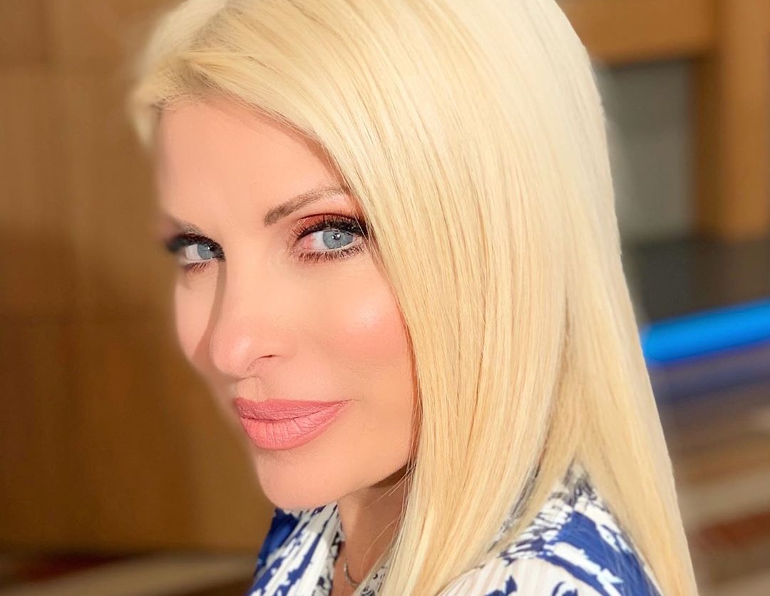 Η Ελένη Μενεγάκη όπως δεν την έχετε ξαναδεί! Τι σχέση έχει με την… Σαρλίζ Θερόν; Βίντεο