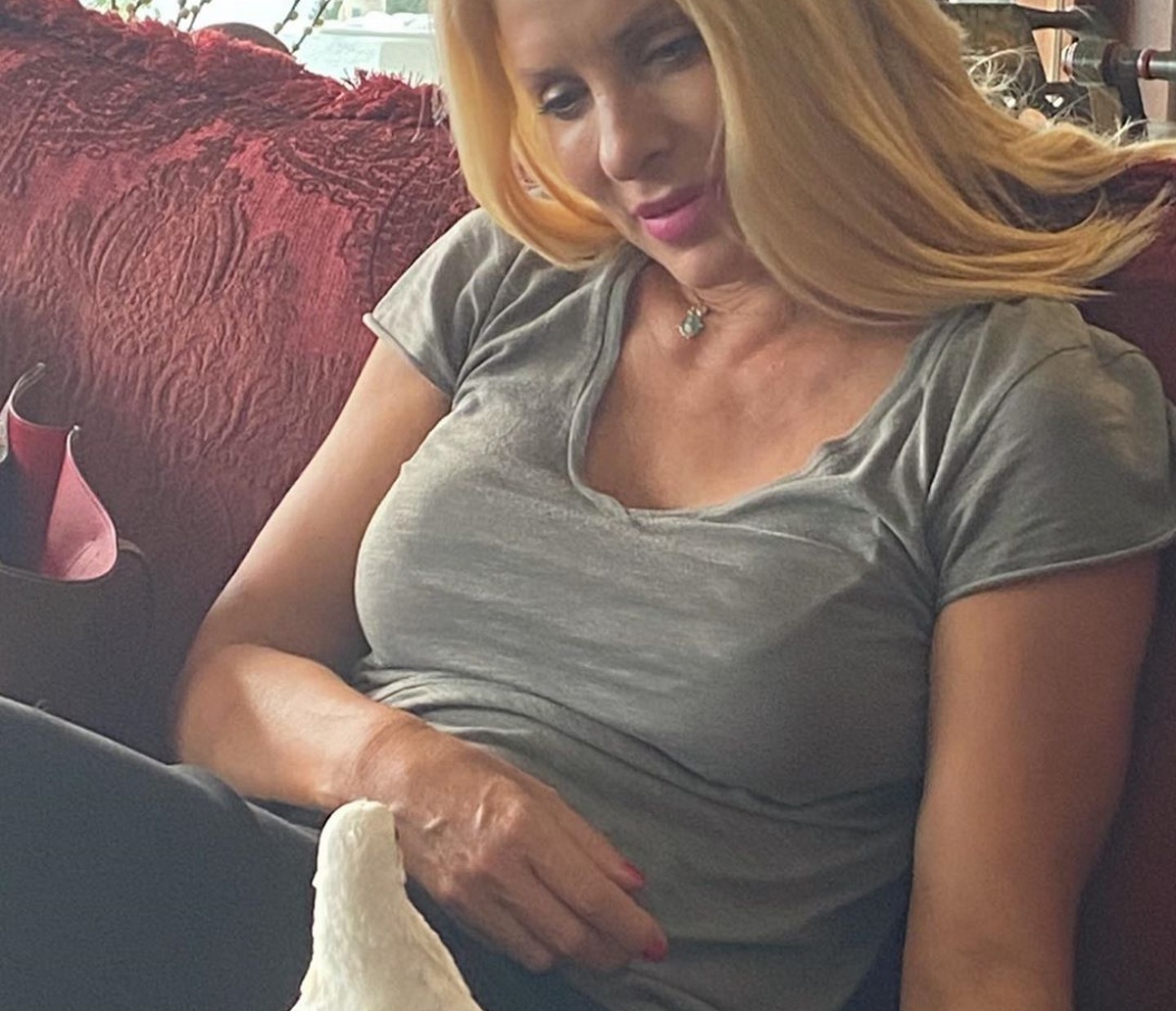 Η Ελένη Μενεγάκη φρόντισε και τάισε περιστέρι που “εισέβαλε” ξαφνικά στο σπίτι (pics,video)