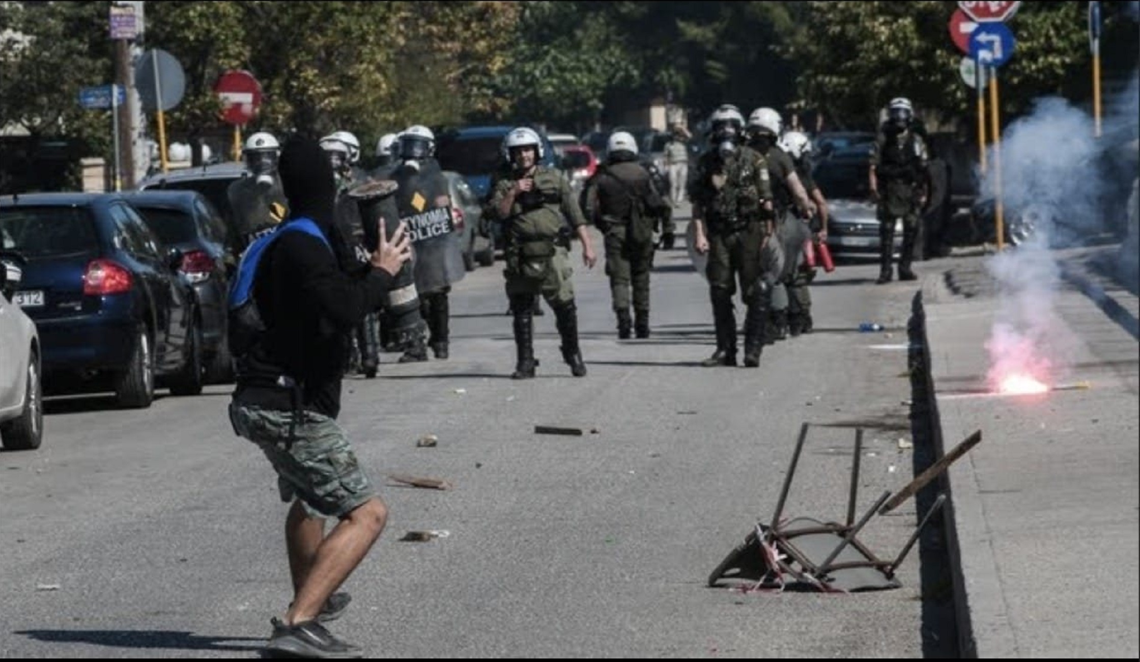 Τι απαντά η ΕΛΑΣ για τα επεισόδια στο υπουργείο Παιδείας – “Πέταξαν πέτρες, μπουκάλια, σίδερα και καπνογόνα” (pics)