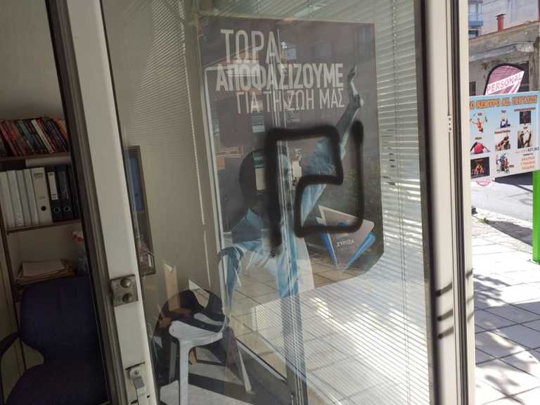 Θεσσαλονίκη: Επίθεση στα γραφεία του ΣΥΡΙΖΑ! “Θρασύδειλοι της Χρυσής Αυγής ήθελαν να μας φοβίζουν” (Φωτό)