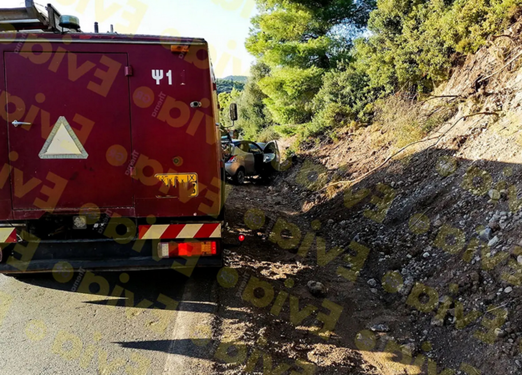 Εύβοια: Τροχαίο με εγκλωβισμένο οδηγό! Έχασε τον έλεγχο και το αυτοκίνητο βγήκε εκτός δρόμου (Βίντεο)