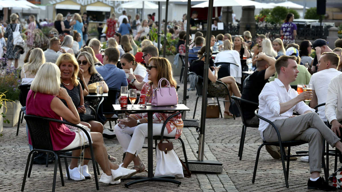 Κορονοϊός: Χαλαρώνει τα μέτρα στα εστιατόρια η Φινλανδία