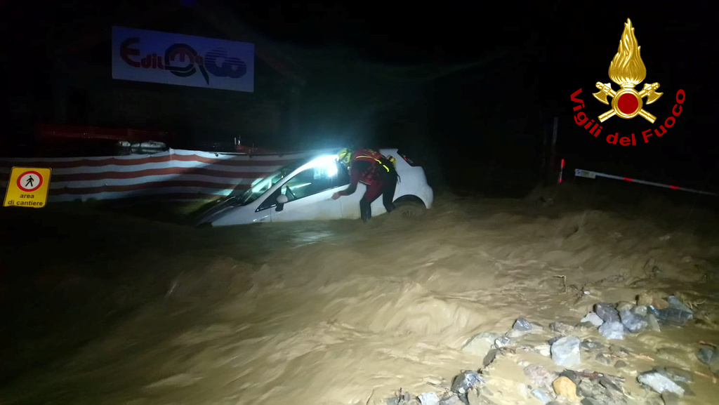 Πρωτοφανείς πλημμύρες σε Γαλλία και Ιταλία!  Καταρρέουν σπίτια και γέφυρες – 2 νεκροί (video)