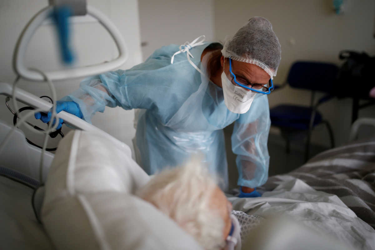 Κορονοϊός: Ασφυκτιούν οι ΜΕΘ στη Γαλλία – Αρνητικό ρεκόρ 4,5 μηνών με πάνω 1.500 νοσηλείες