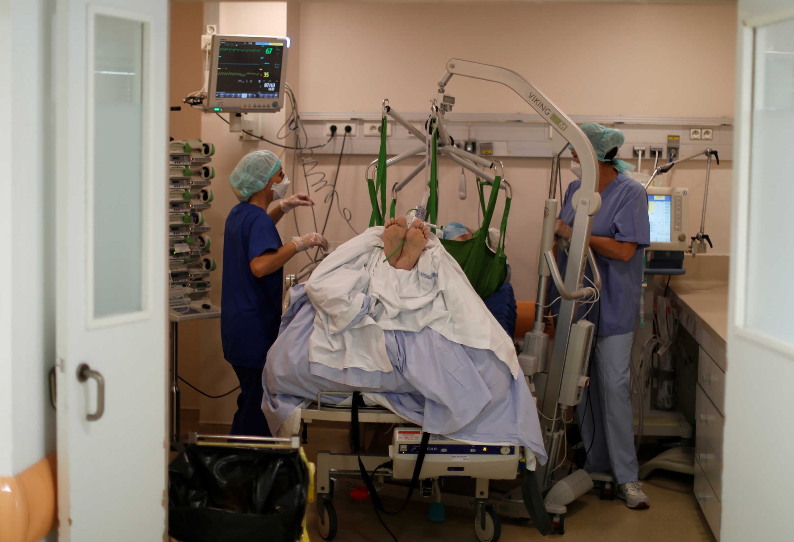Medical workers treat a patient in the Intensive Care Unit (ICU) at the Clinique Bouchard-ELSAN private hospital in Marseille, France, September 21, 2020. Picture taken September 21, 2020.       REUTERS