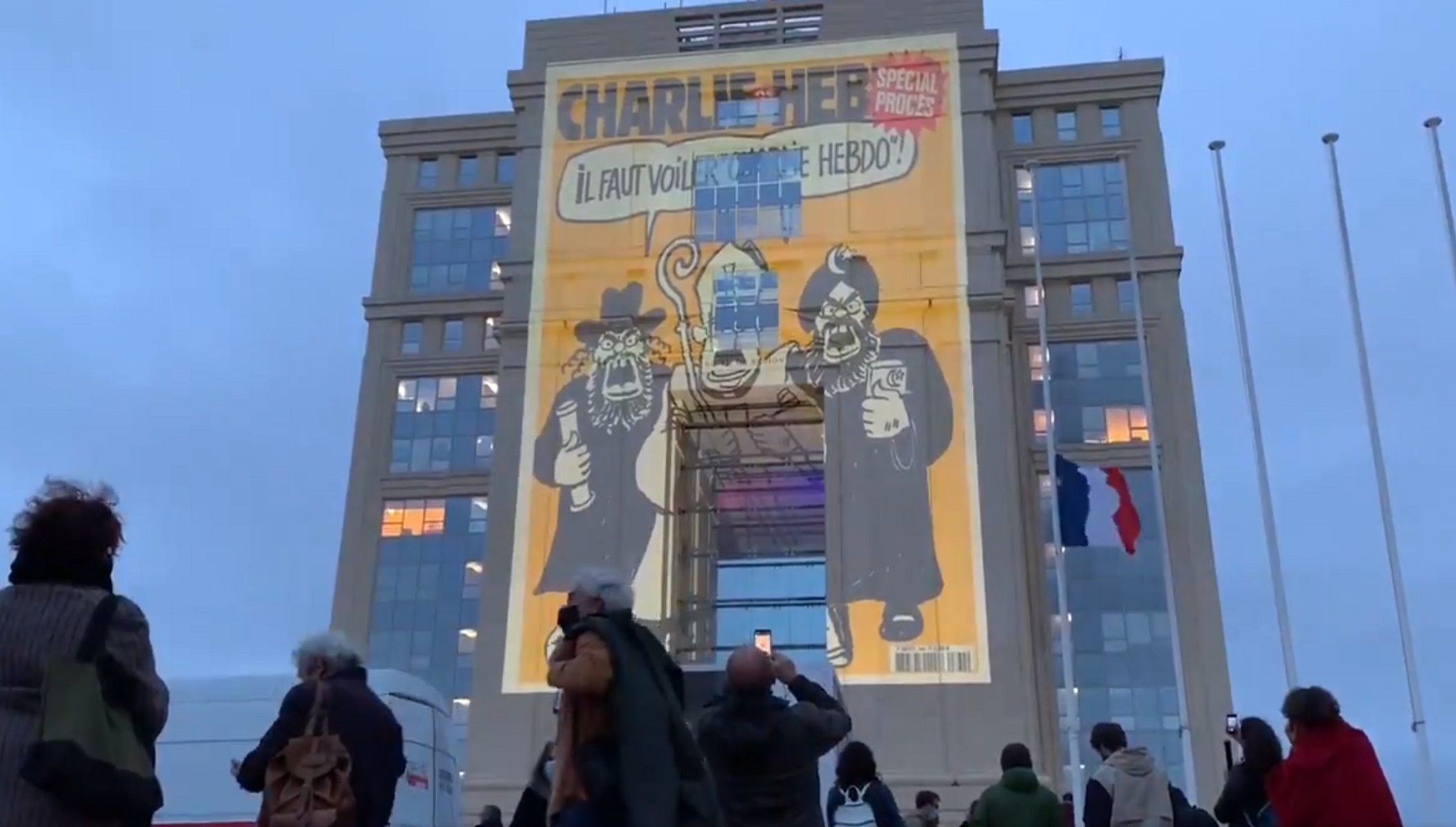 Σκληραίνει τη στάση του ο Μακρόν –  Φωτίζει κυβερνητικά κτίρια με σκίτσα του Charlie Hebdo
