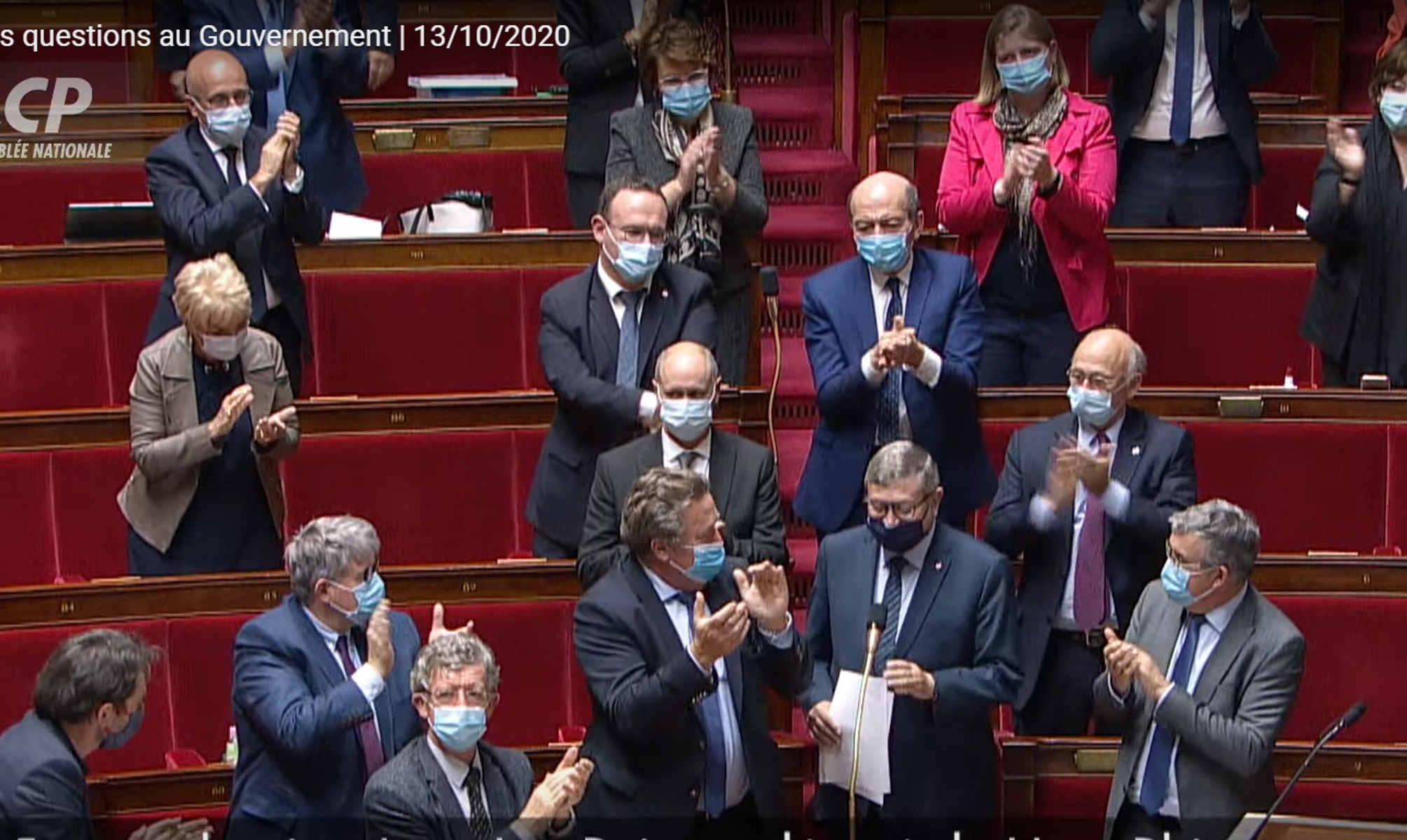 Γαλλία: Θερμή υποδοχή στον βουλευτή που επέστρεψε στα έδρανα μετά ένα μήνα σε κώμα λόγω κορονοϊού