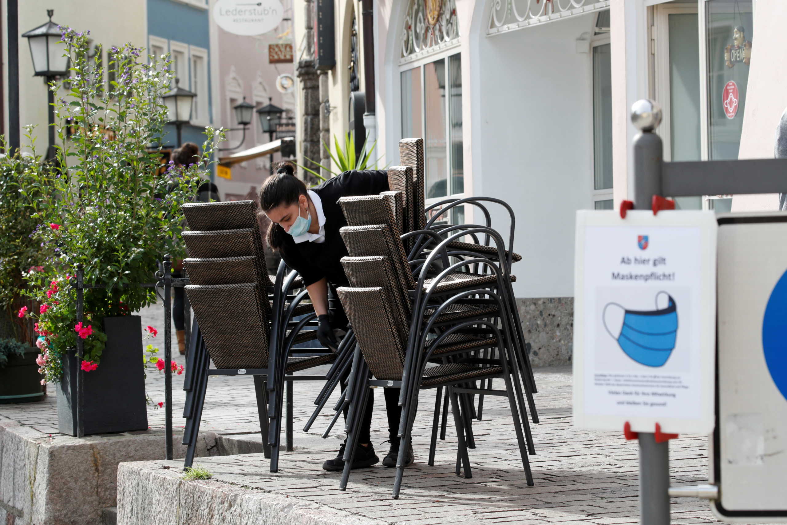 εργαζόμενος σε κατάστημα εστίασης μέτρα για κορονοϊό