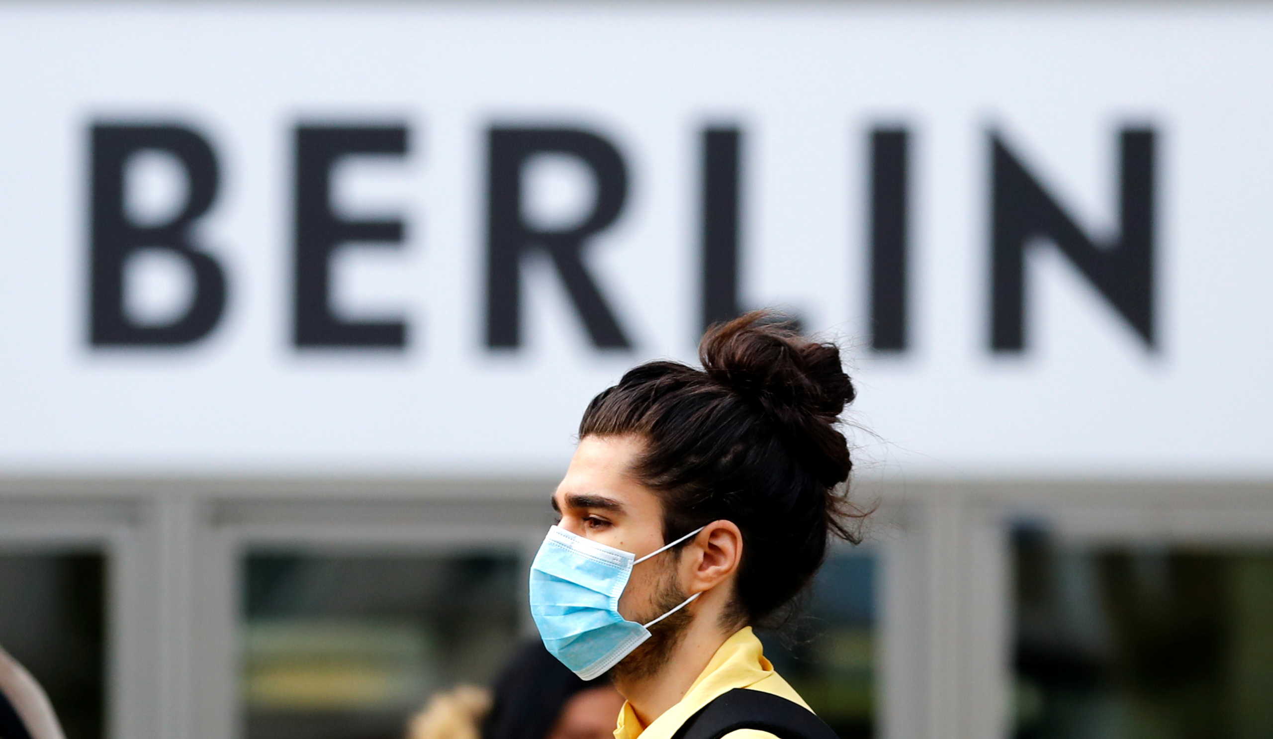 άνδρας με μάσκα γκια τον κορονοϊό στο Βερολίνο