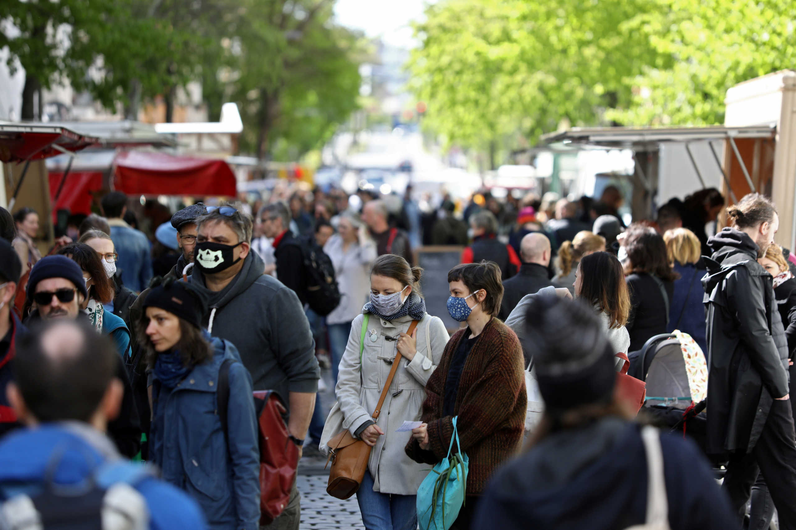 FILE PHOTO: Crowds of people visit the farmers market at Boxhagener Platz, as the spread of the coronavirus disease (COVID-19) continues, in Berlin, Germany April 25, 2020. REUTERS