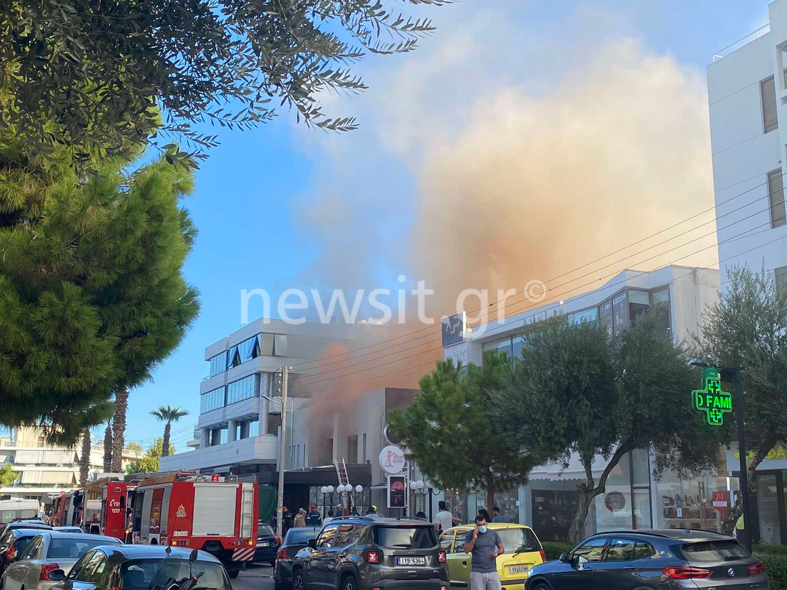 Φωτιά σε μαγαζί στην Γλυφάδα – “Πνίγηκε” από καπνούς η περιοχή (pics, video)