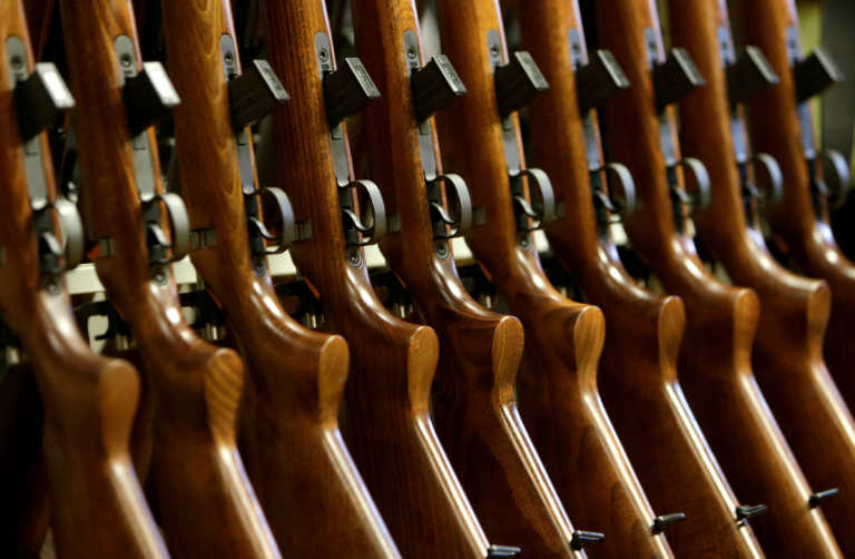 Στοκάρουν όπλα οι Αμερικανοί ενόψει εκλογών – Χρυσές δουλειές για τα οπλοπωλεία