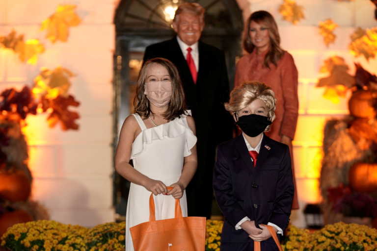 Ποιος κορονοϊός; Κανονικά το Halloween στον Λευκό Οίκο! Ο μίνι Τραμπ και η μίνι Μελάνια που έκλεψαν την παράσταση