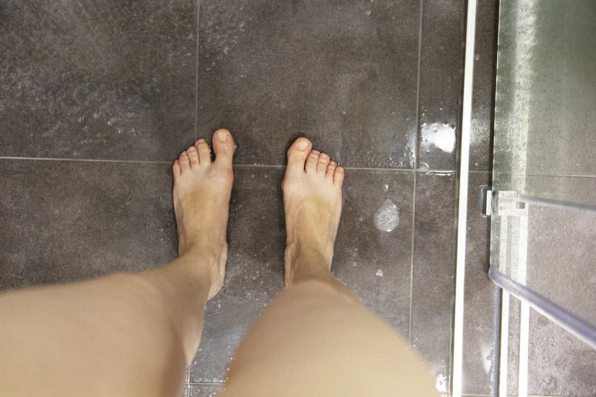 Γιατί πρέπει να μην πατάς ξυπόλυτος στο μπάνιο!